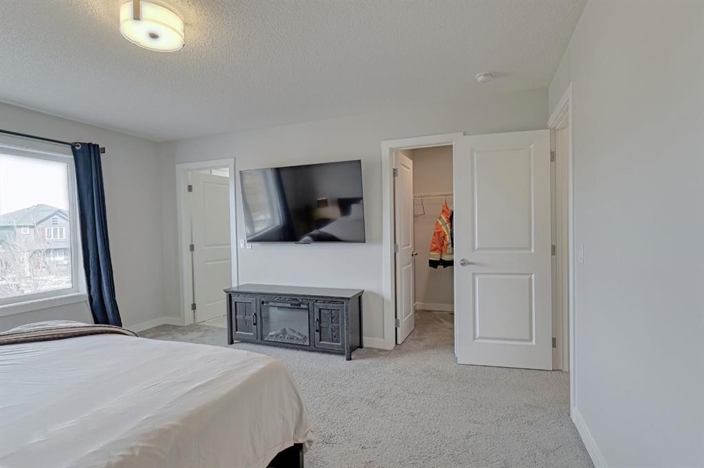 132 Wolf Willow Boulevard Se, Calgary, AB - Indoor Photo Showing Bedroom