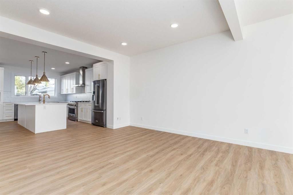 2520 21 Avenue Sw, Calgary, AB - Indoor Photo Showing Kitchen