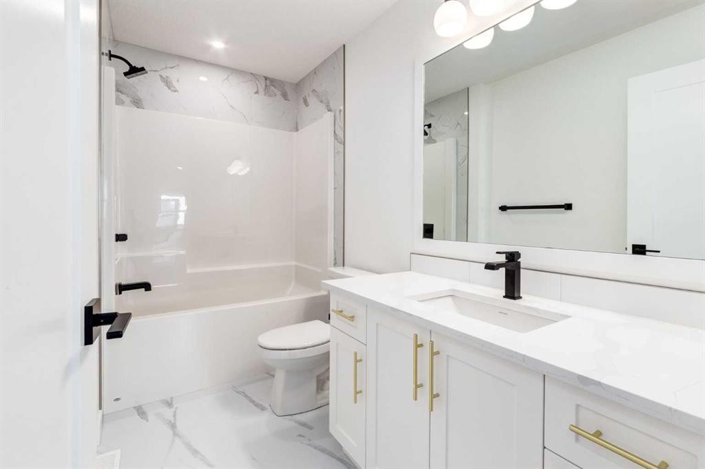 2520 21 Avenue Sw, Calgary, AB - Indoor Photo Showing Bathroom