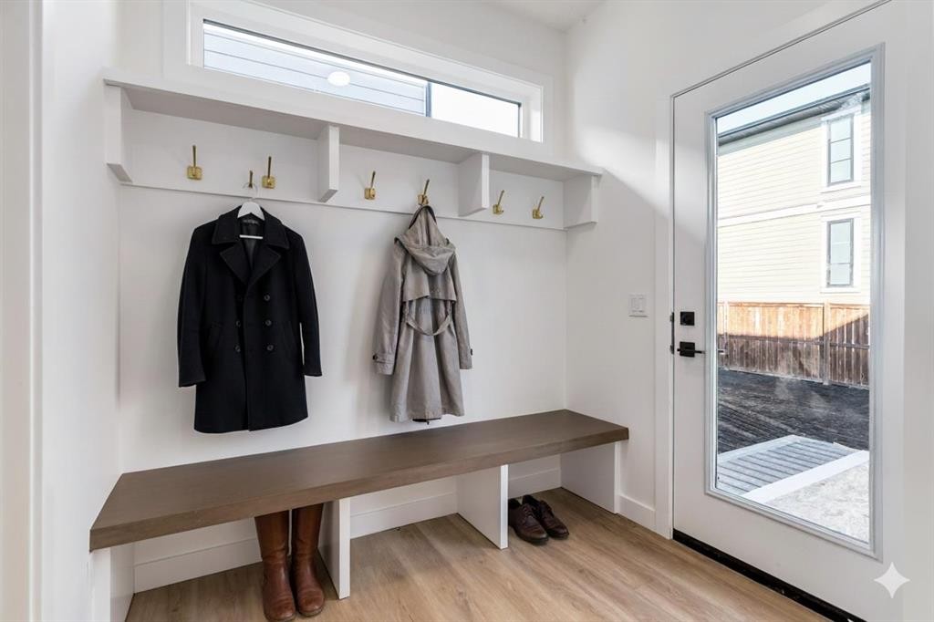 2520 21 Avenue Sw, Calgary, AB - Indoor