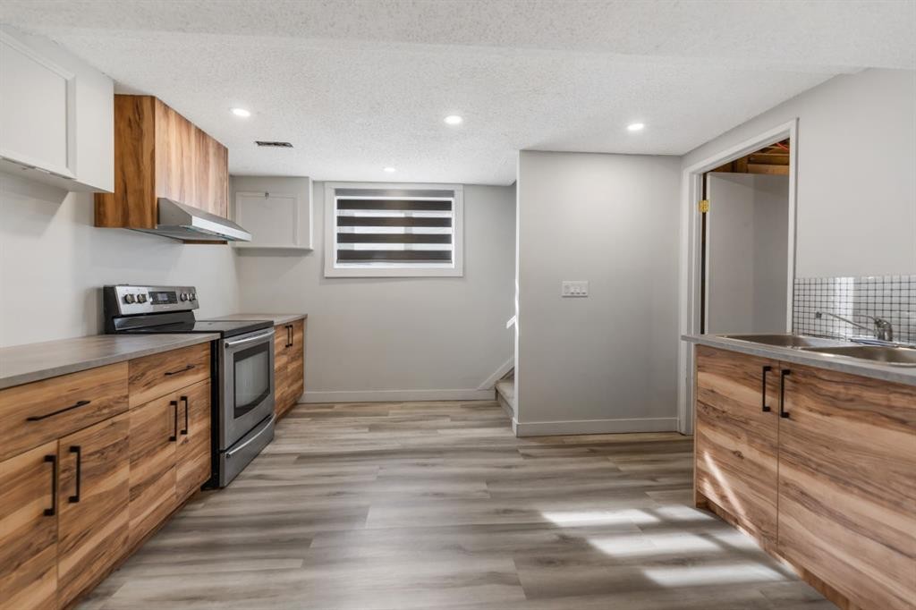 259 Manora Crescent Ne, Calgary, AB - Indoor Photo Showing Kitchen