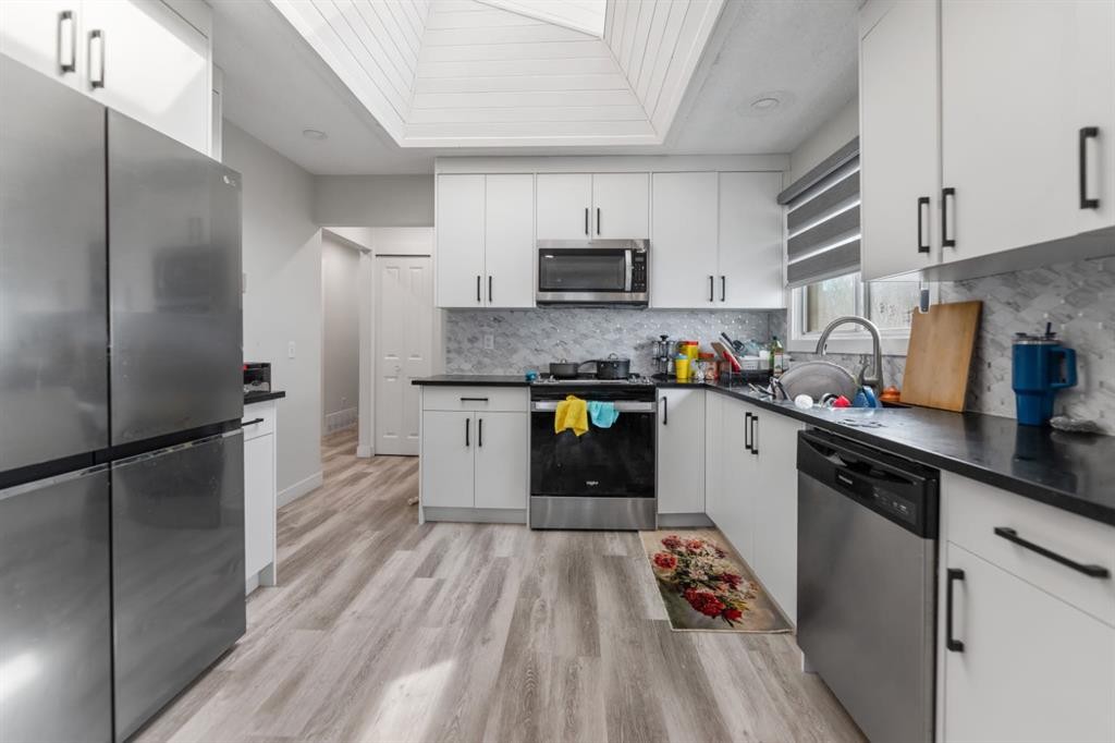 259 Manora Crescent Ne, Calgary, AB - Indoor Photo Showing Kitchen With Upgraded Kitchen