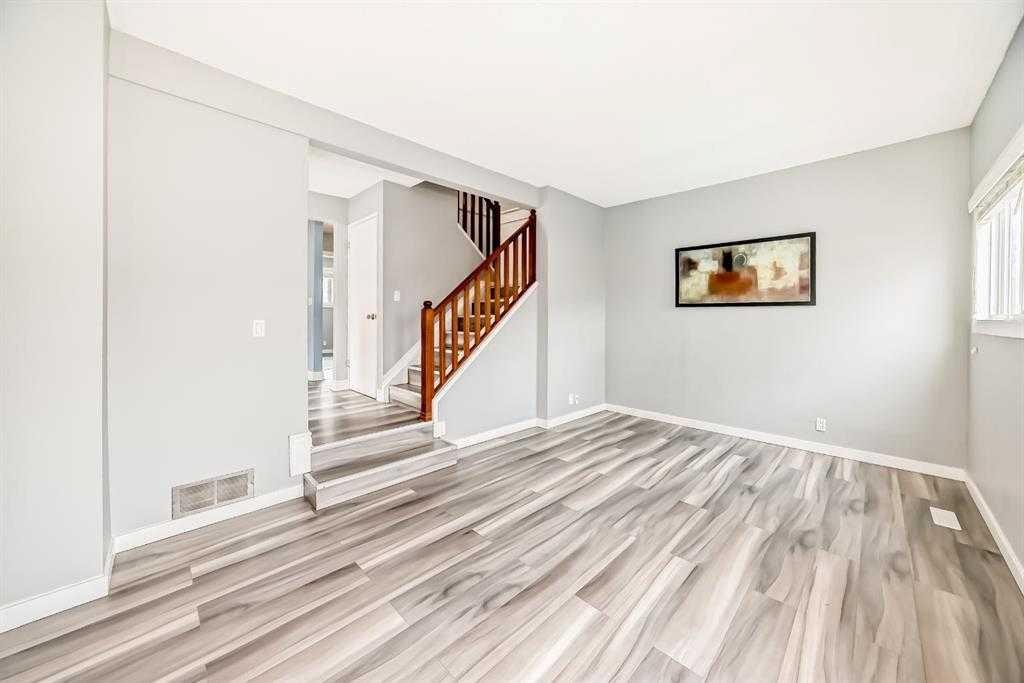 41-5520 1 Avenue, Calgary, AB - Indoor Photo Showing Other Room