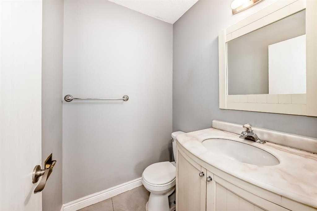 41-5520 1 Avenue, Calgary, AB - Indoor Photo Showing Bathroom