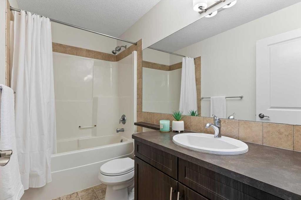 1303 New Brighton Park Se, Calgary, AB - Indoor Photo Showing Bathroom