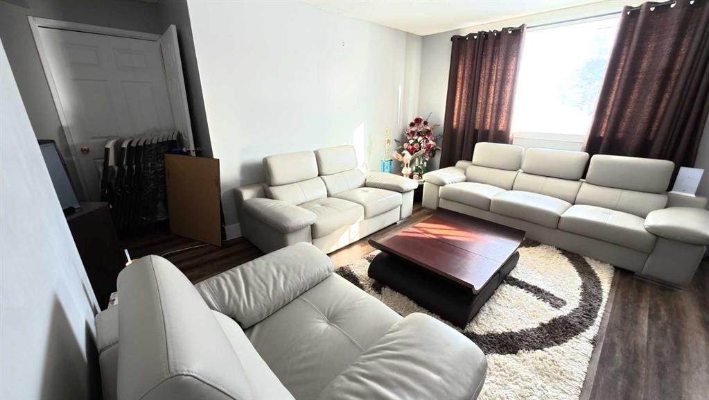 264049 Range Rd 41 Range, Cochrane, AB - Indoor Photo Showing Living Room