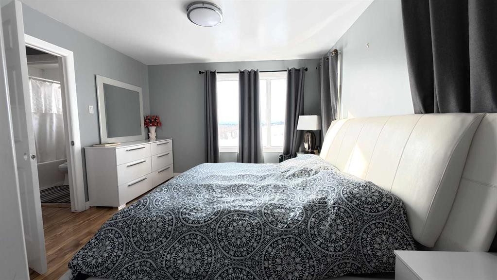 264049 Range Rd 41 Range, Cochrane, AB - Indoor Photo Showing Bedroom