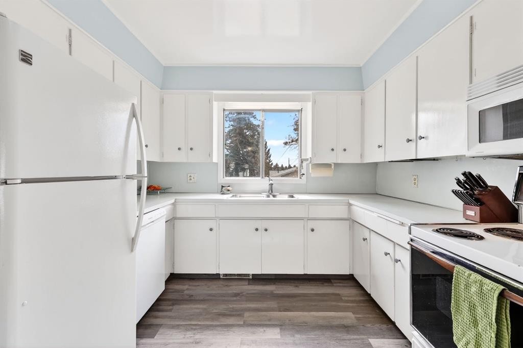 3707 Glenbrook Drive Sw, Calgary, AB - Indoor Photo Showing Kitchen