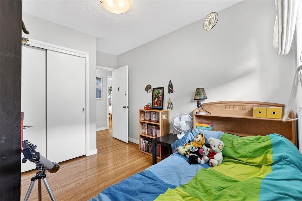 3707 Glenbrook Drive Sw, Calgary, AB - Indoor Photo Showing Bedroom