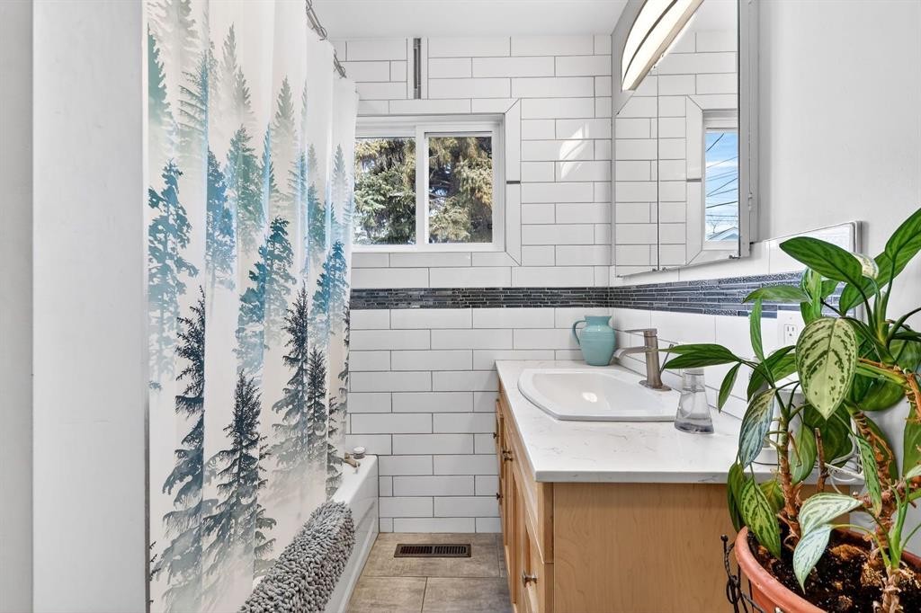 3707 Glenbrook Drive Sw, Calgary, AB - Indoor Photo Showing Bathroom