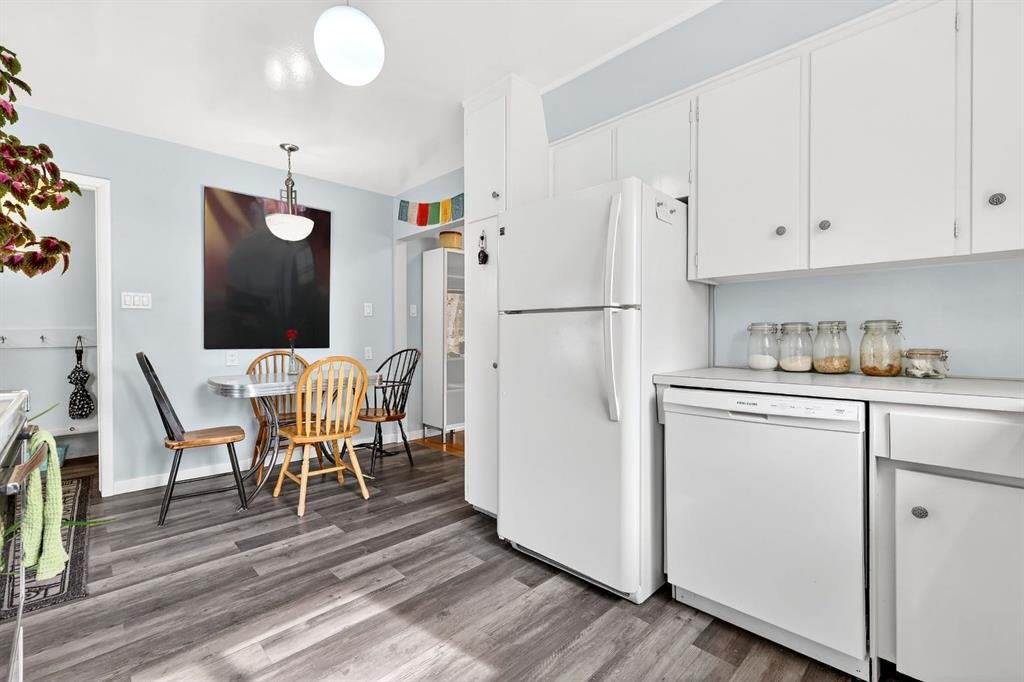 3707 Glenbrook Drive Sw, Calgary, AB - Indoor Photo Showing Kitchen