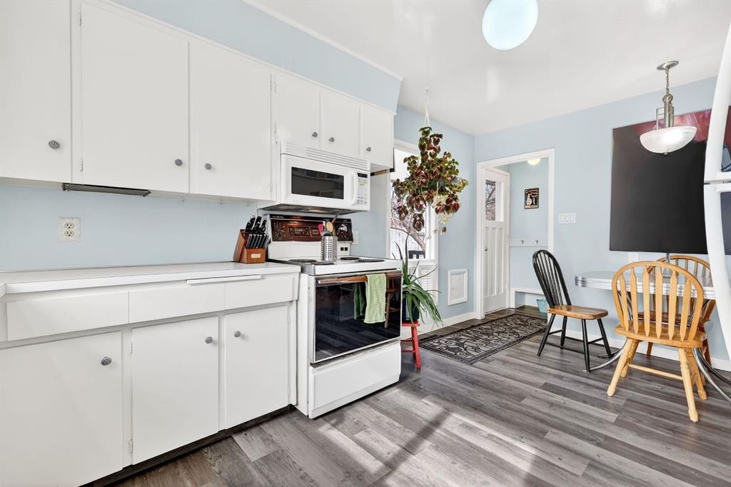 3707 Glenbrook Drive Sw, Calgary, AB - Indoor Photo Showing Kitchen