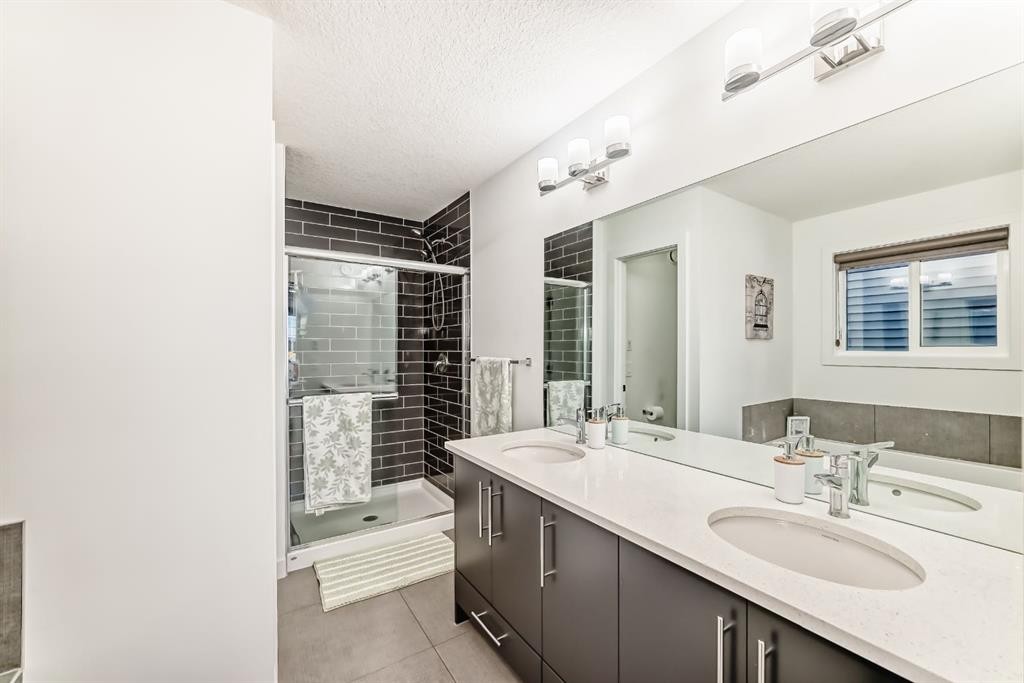 37 Legacy Glen Point Se, Calgary, AB - Indoor Photo Showing Bathroom
