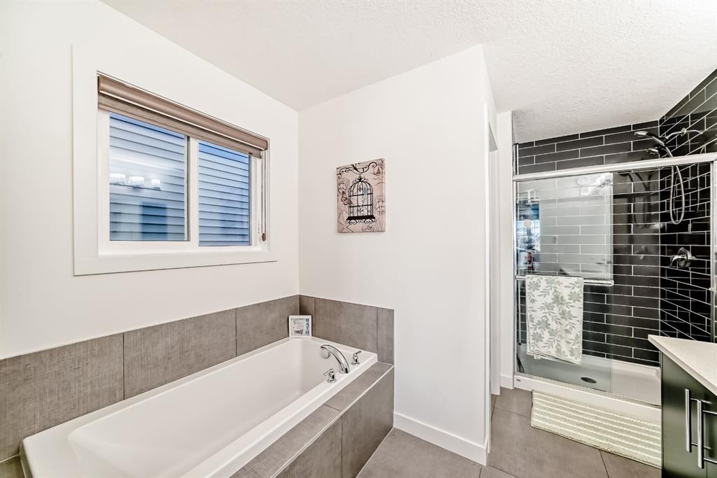 37 Legacy Glen Point Se, Calgary, AB - Indoor Photo Showing Bathroom
