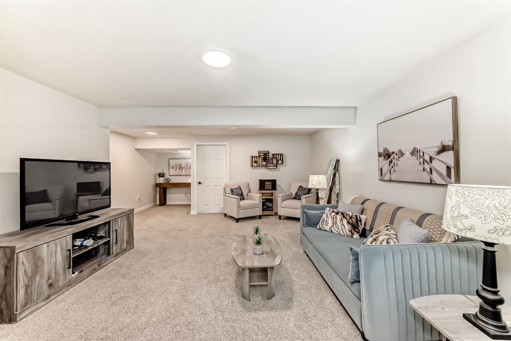 37 Legacy Glen Point Se, Calgary, AB - Indoor Photo Showing Living Room