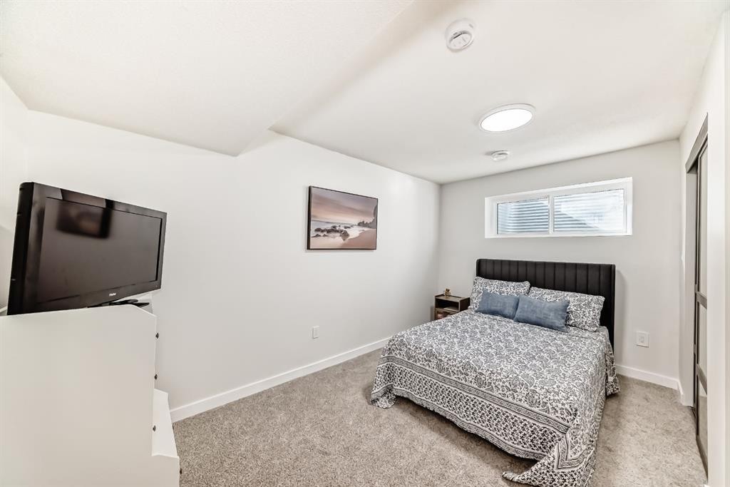 37 Legacy Glen Point Se, Calgary, AB - Indoor Photo Showing Bedroom