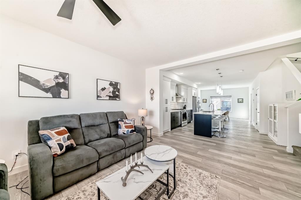37 Legacy Glen Point Se, Calgary, AB - Indoor Photo Showing Living Room