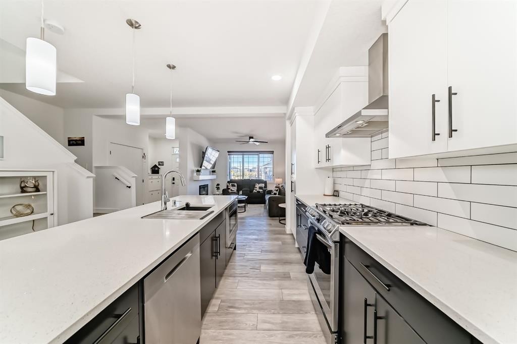 37 Legacy Glen Point Se, Calgary, AB - Indoor Photo Showing Kitchen With Upgraded Kitchen