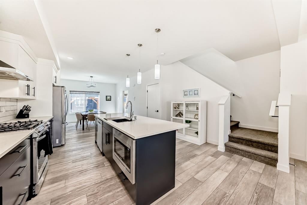37 Legacy Glen Point Se, Calgary, AB - Indoor Photo Showing Kitchen With Upgraded Kitchen