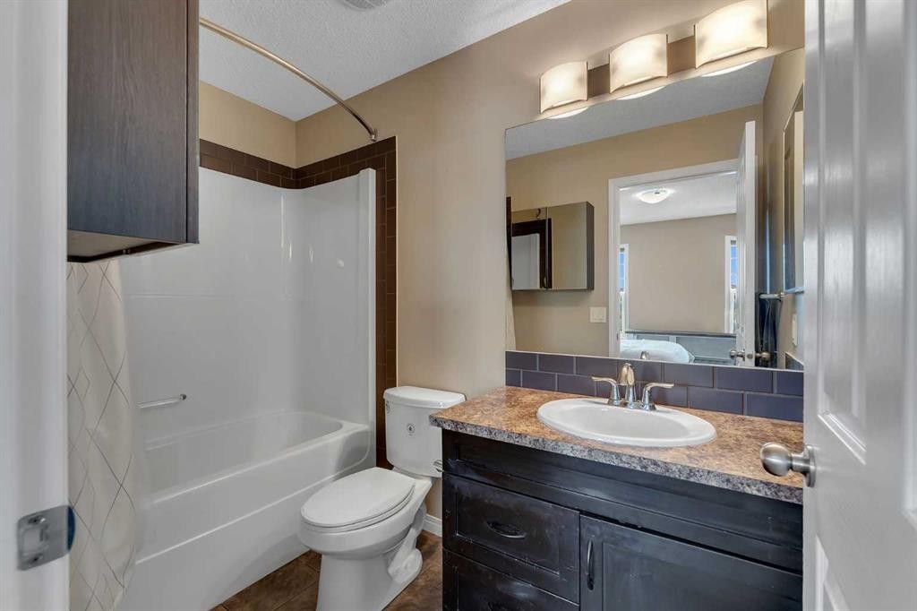 23 Copperpond Square Se, Calgary, AB - Indoor Photo Showing Bathroom