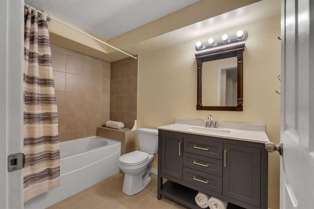 23 Copperpond Square Se, Calgary, AB - Indoor Photo Showing Bathroom
