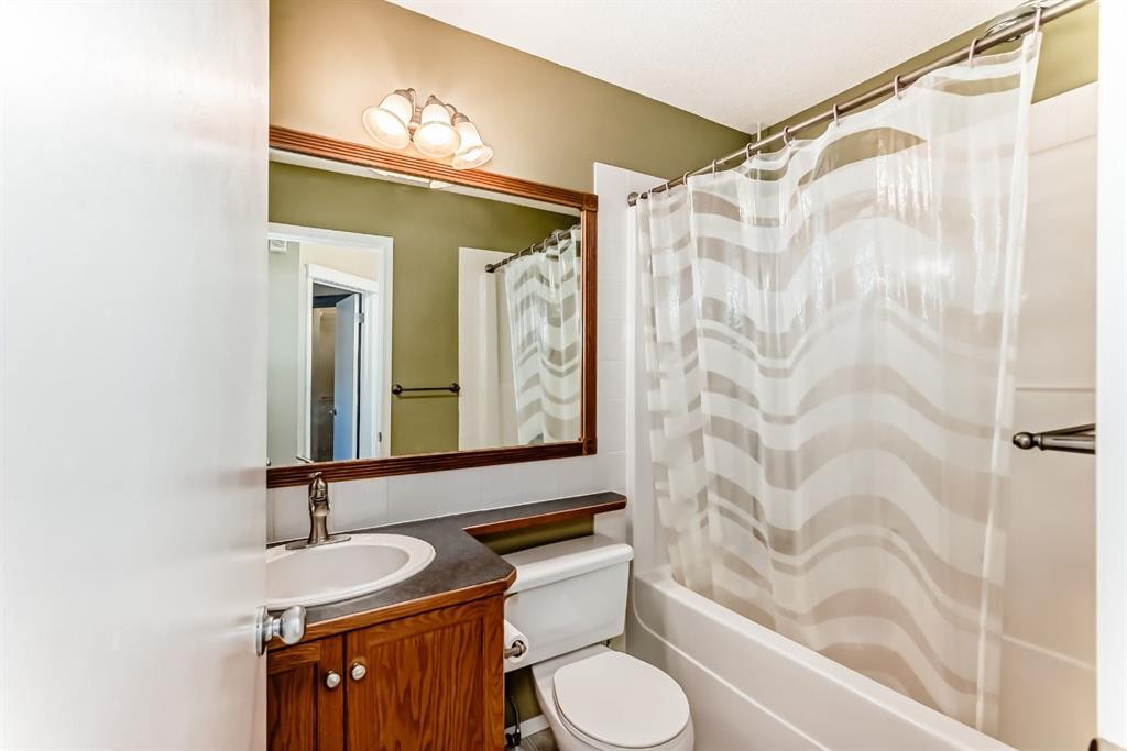 240 Prestwick Way Se, Calgary, AB - Indoor Photo Showing Bathroom