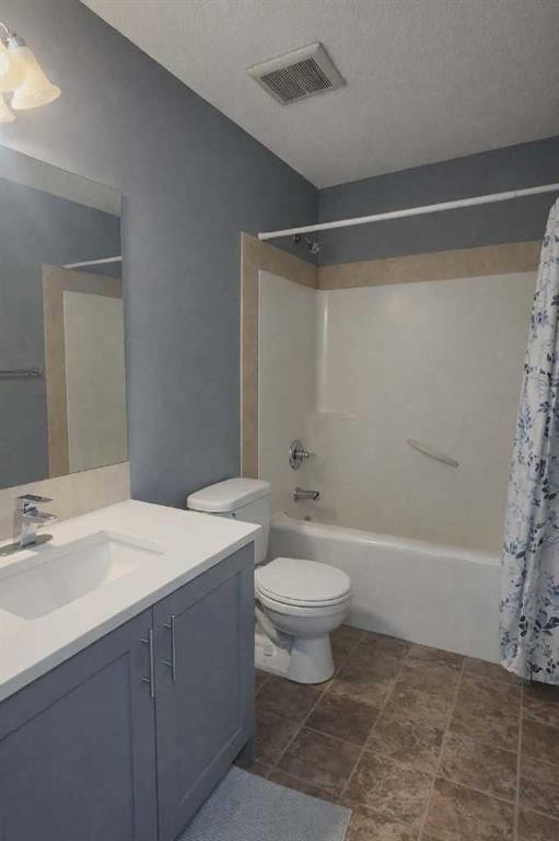 1580 New Brighton Drive Se, Calgary, AB - Indoor Photo Showing Bathroom