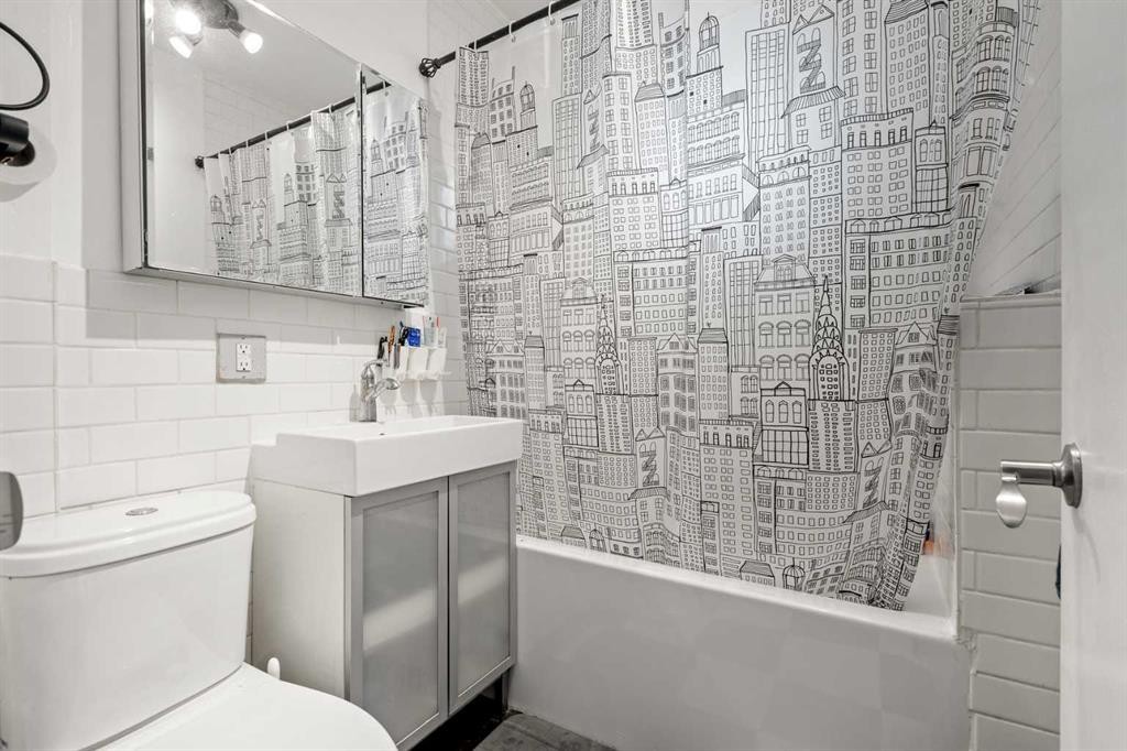 224 20 Avenue, Calgary, AB - Indoor Photo Showing Bathroom