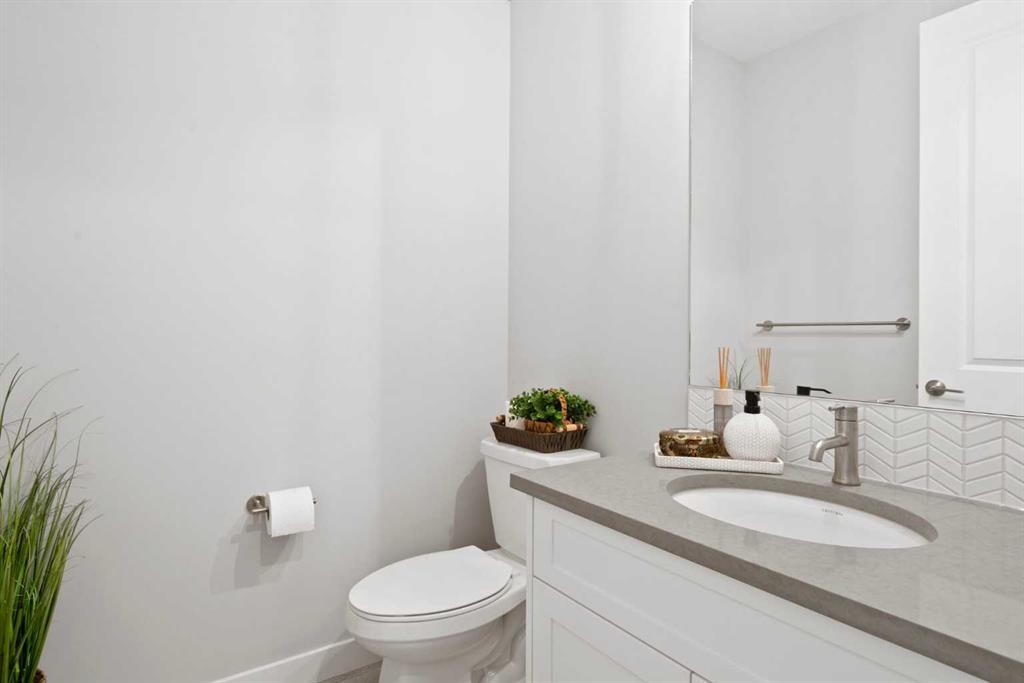 36 Cranbrook Cape Se, Calgary, AB - Indoor Photo Showing Bathroom