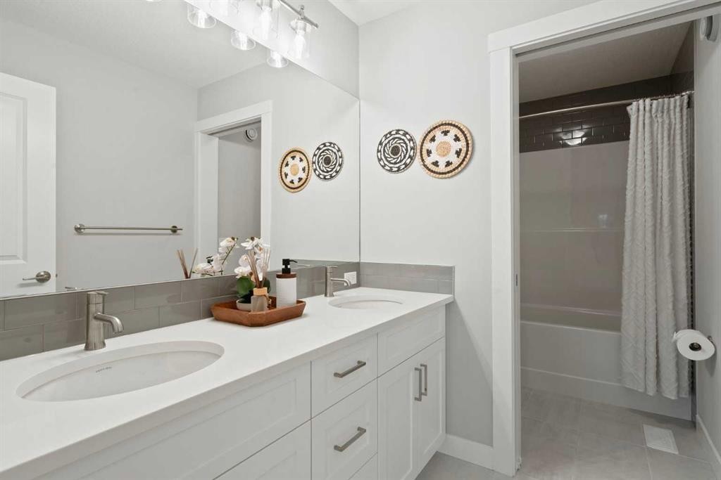 36 Cranbrook Cape Se, Calgary, AB - Indoor Photo Showing Bathroom