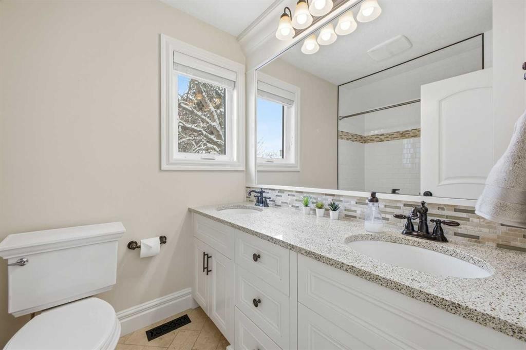 23 Deermoss Place Se, Calgary, AB - Indoor Photo Showing Bathroom