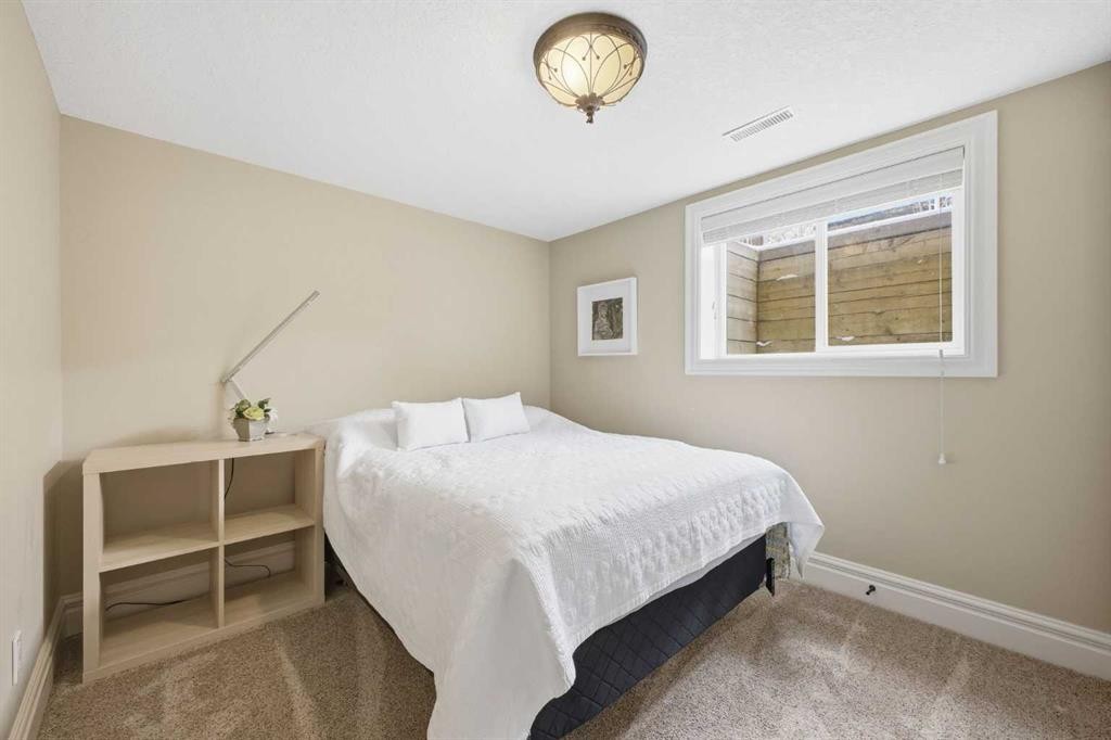 23 Deermoss Place Se, Calgary, AB - Indoor Photo Showing Bedroom