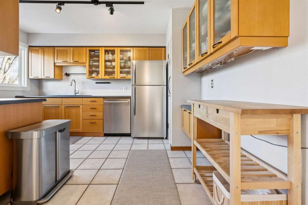 7207 Farrell Road Se, Calgary, AB - Indoor Photo Showing Kitchen