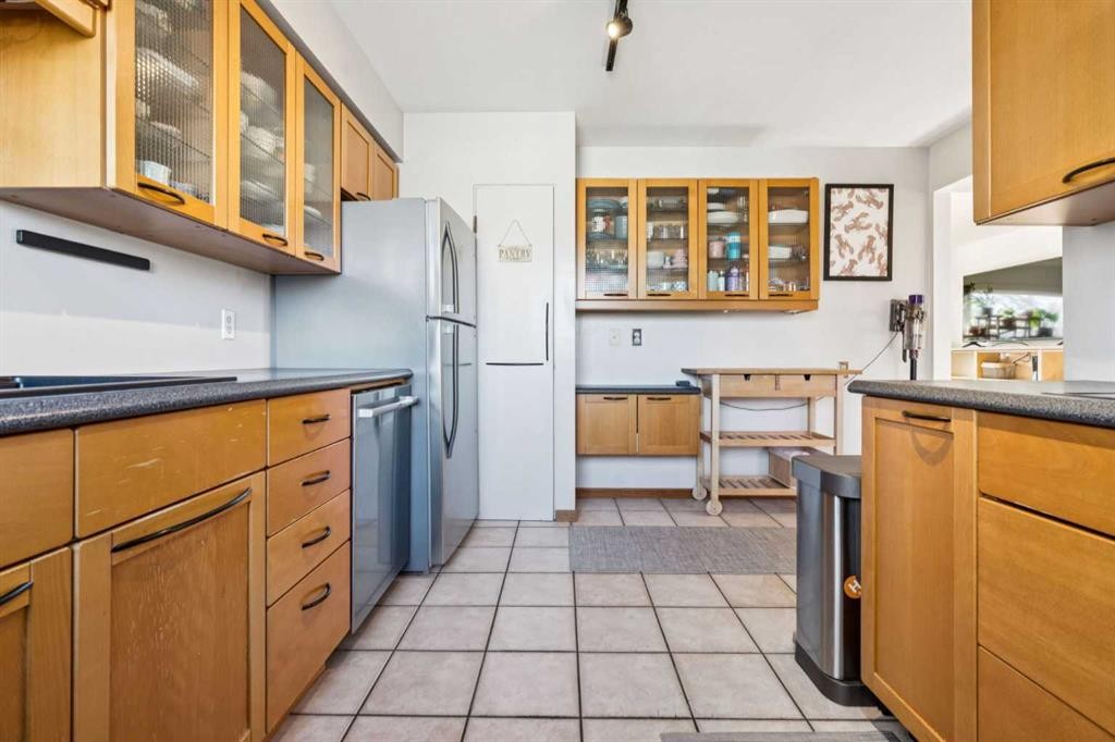 7207 Farrell Road Se, Calgary, AB - Indoor Photo Showing Kitchen