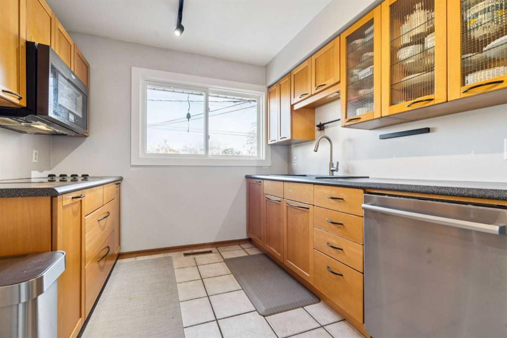 7207 Farrell Road Se, Calgary, AB - Indoor Photo Showing Kitchen