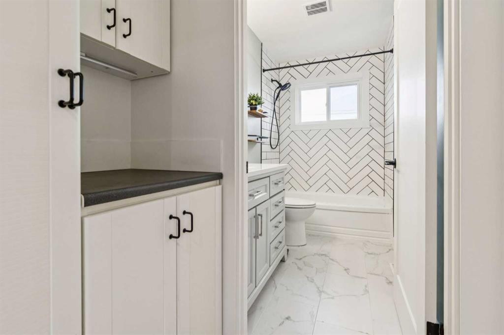 7207 Farrell Road Se, Calgary, AB - Indoor Photo Showing Bathroom