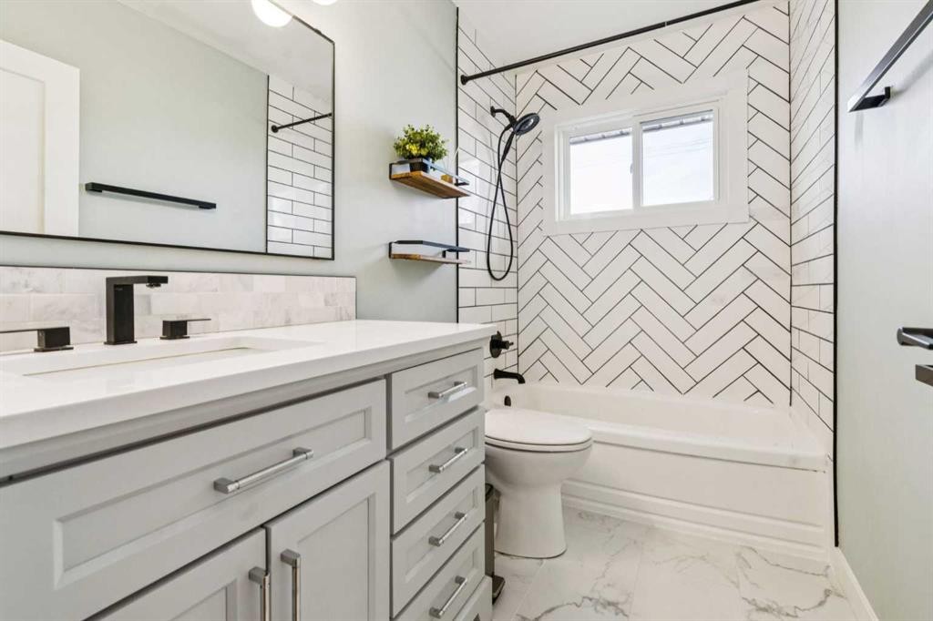 7207 Farrell Road Se, Calgary, AB - Indoor Photo Showing Bathroom