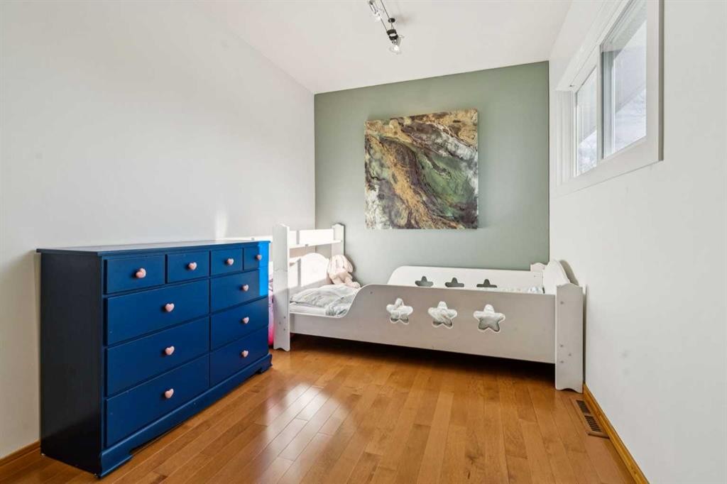 7207 Farrell Road Se, Calgary, AB - Indoor Photo Showing Bedroom