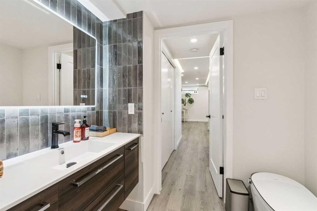 7207 Farrell Road Se, Calgary, AB - Indoor Photo Showing Bathroom