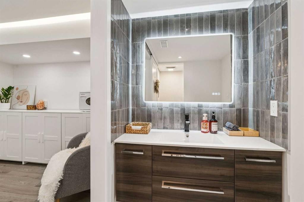 7207 Farrell Road Se, Calgary, AB - Indoor Photo Showing Bathroom