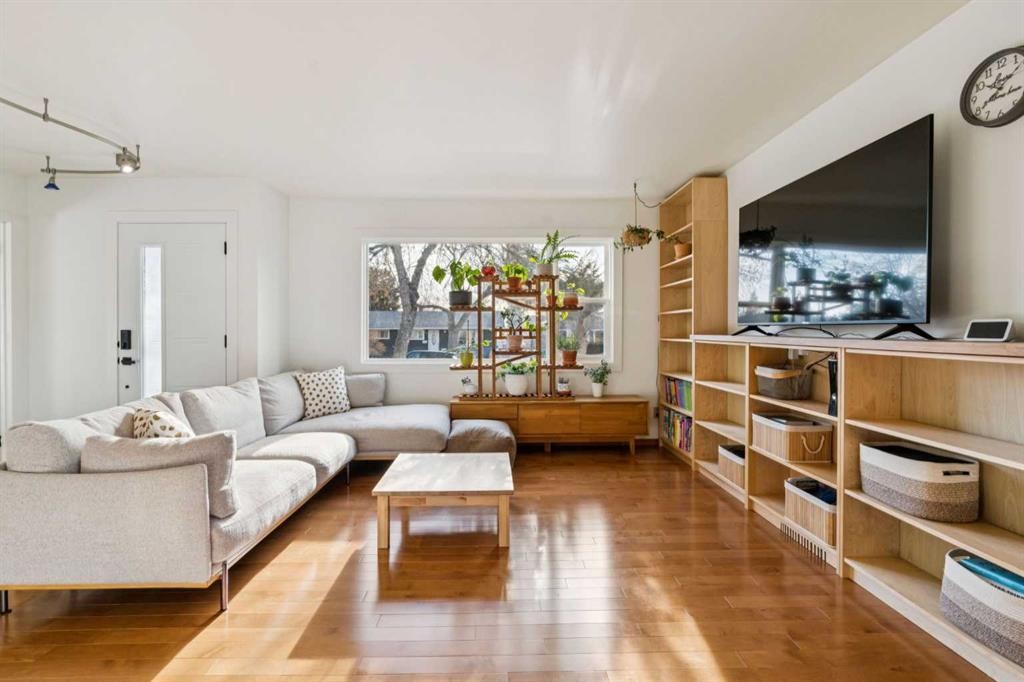 7207 Farrell Road Se, Calgary, AB - Indoor Photo Showing Living Room