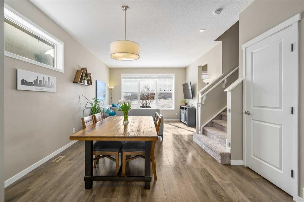 15 Masters Square Se, Calgary, AB - Indoor Photo Showing Dining Room