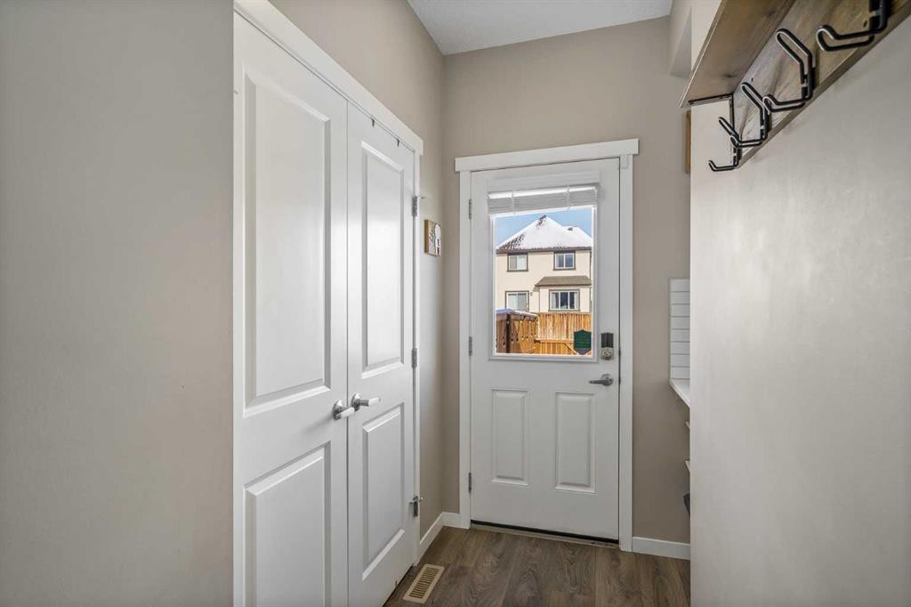 15 Masters Square Se, Calgary, AB - Indoor Photo Showing Other Room
