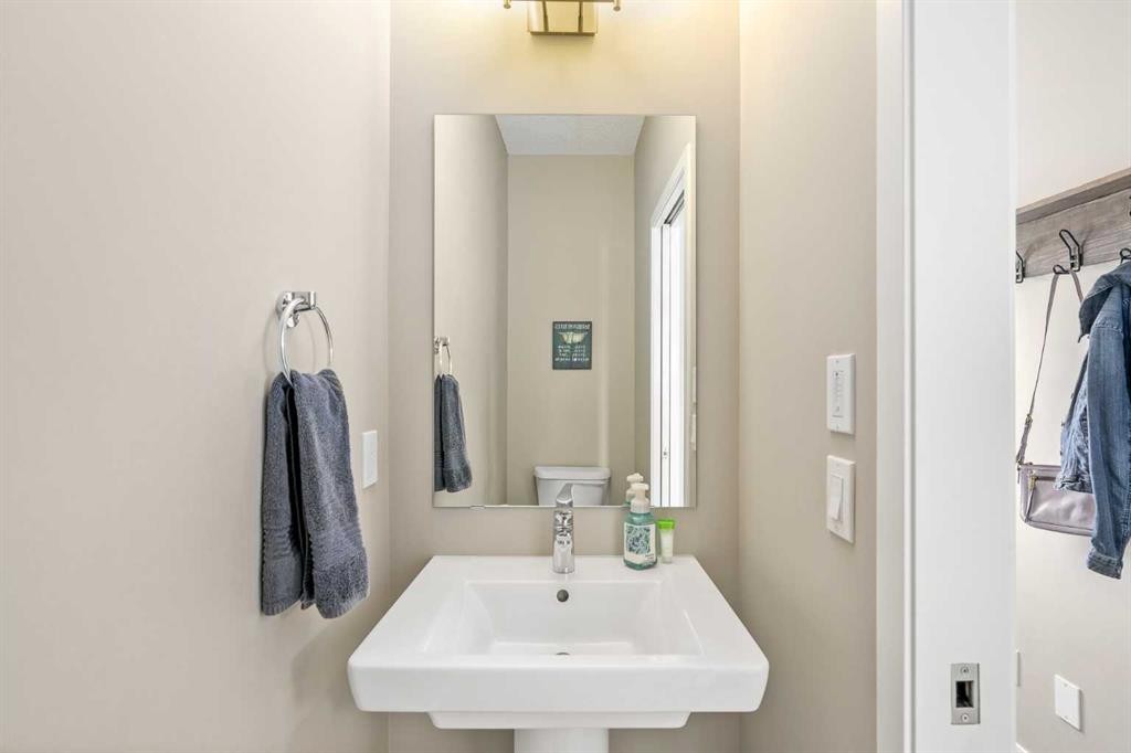 15 Masters Square Se, Calgary, AB - Indoor Photo Showing Bathroom