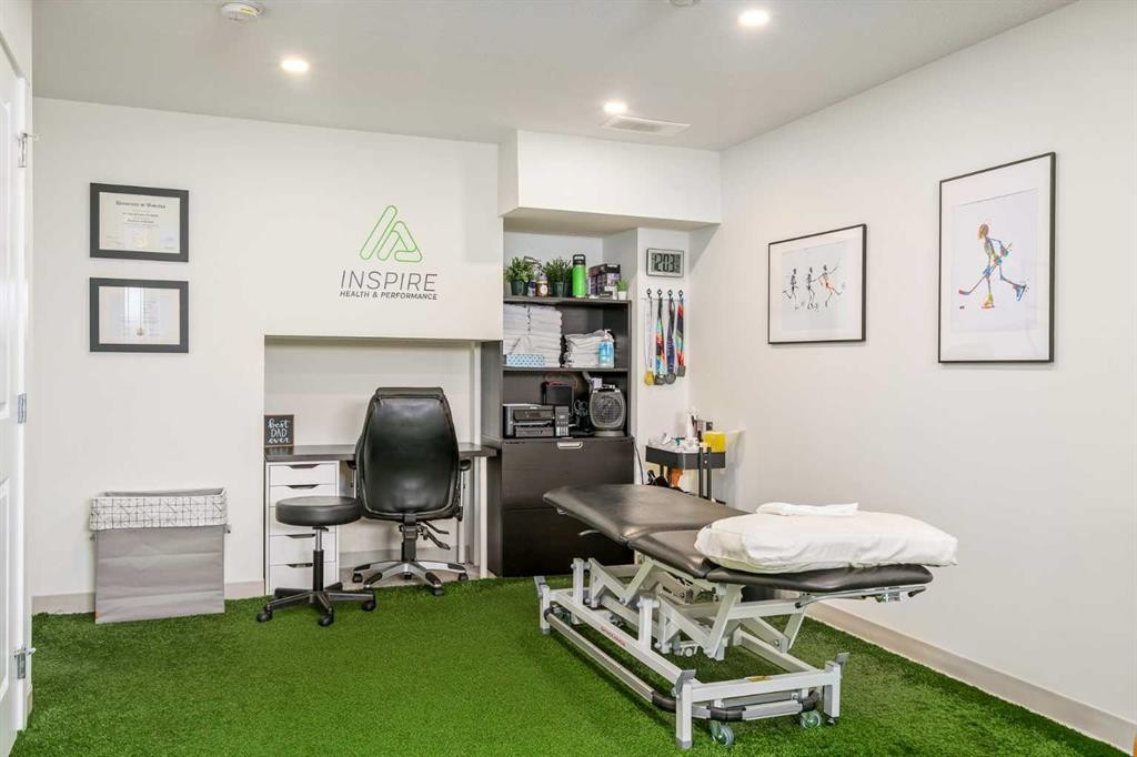 15 Masters Square Se, Calgary, AB - Indoor Photo Showing Office