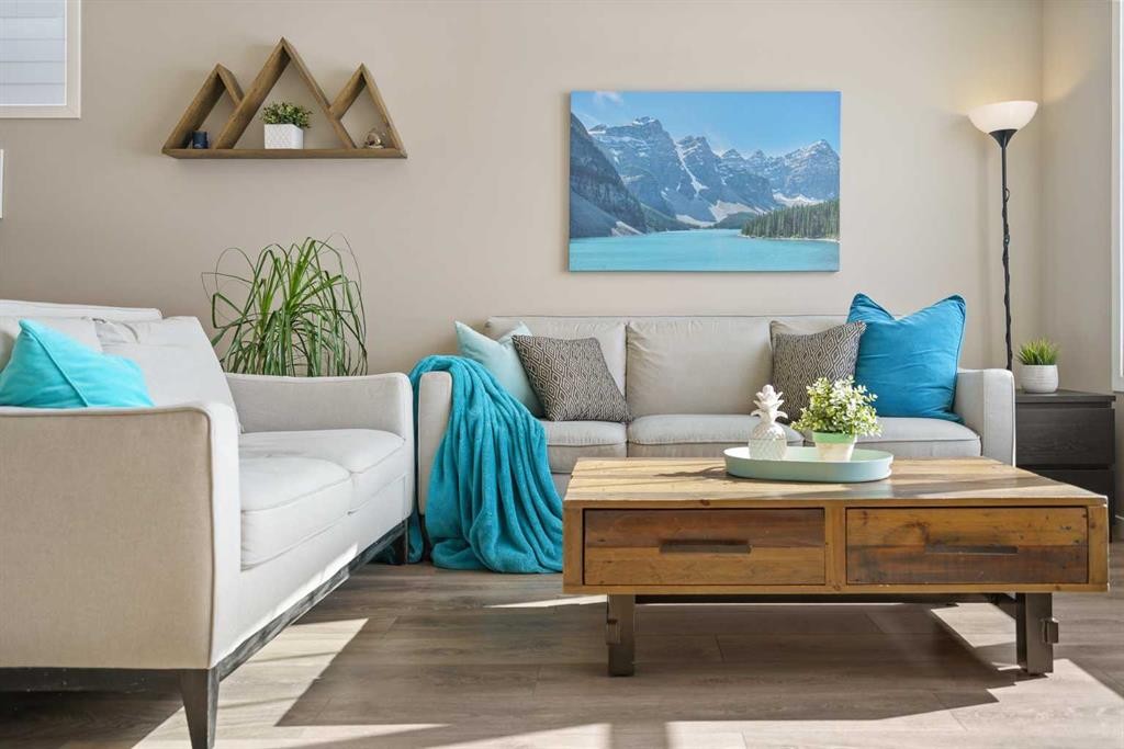 15 Masters Square Se, Calgary, AB - Indoor Photo Showing Living Room