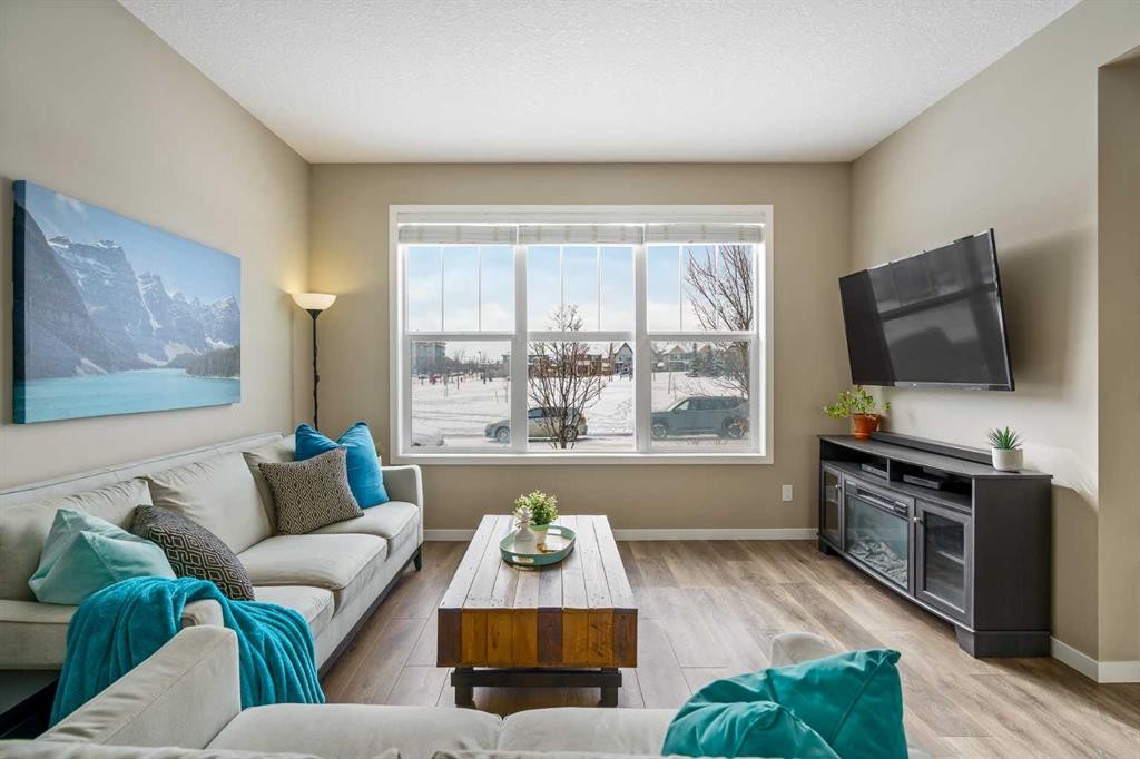15 Masters Square Se, Calgary, AB - Indoor Photo Showing Living Room