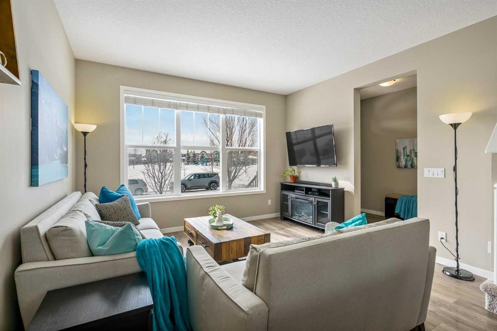 15 Masters Square Se, Calgary, AB - Indoor Photo Showing Living Room