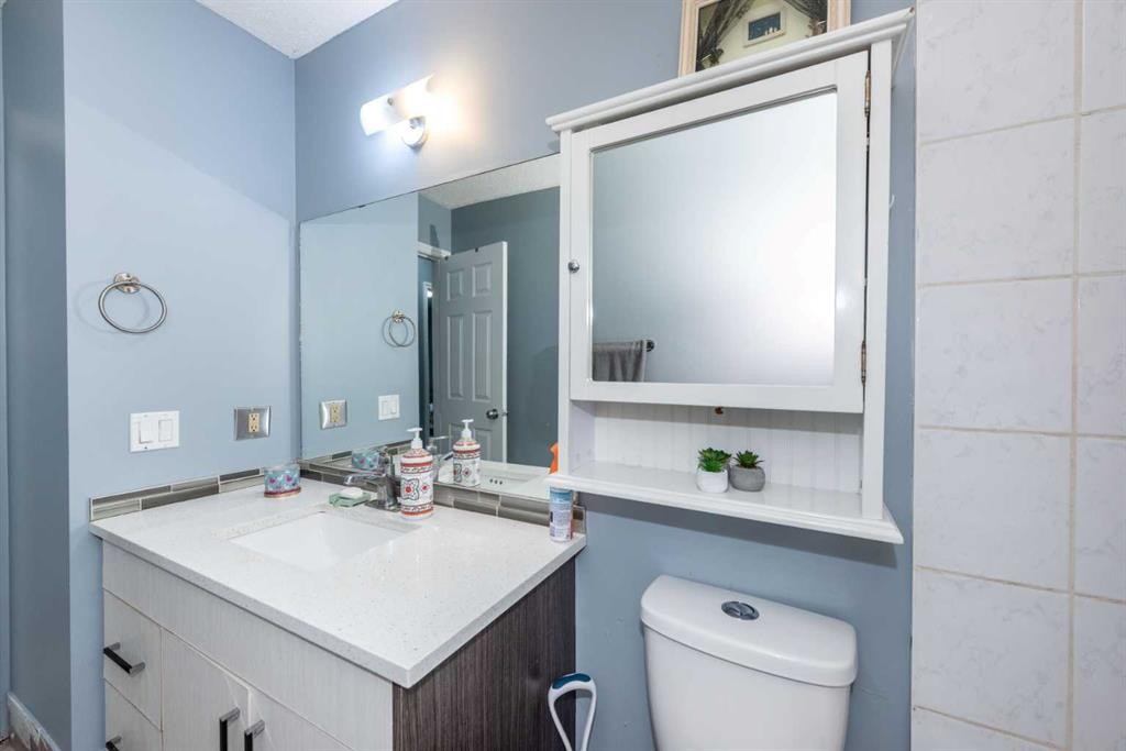 100 Whitehaven Road Ne, Calgary, AB - Indoor Photo Showing Bathroom