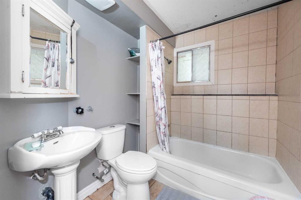100 Whitehaven Road Ne, Calgary, AB - Indoor Photo Showing Bathroom